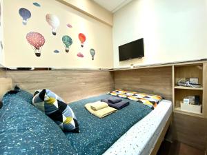 香港Paris Guesthouse-Tsim Sha Tsui Mansion的卧室配有一张壁挂式热气球床。