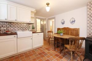 赫尔努姆Pesel的厨房配有白色橱柜和桌椅