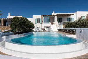 凯勒里瓦迪Cycladic Luxury and Comfort in Kalo Livadi的房屋前的游泳池