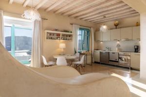 凯勒里瓦迪Cycladic Luxury and Comfort in Kalo Livadi的厨房以及带桌椅的起居室。