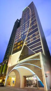 香港木的地酒店  的一座高大的建筑,有很多窗户