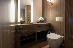 迪拜1BR Apartment at Armani Hotel Residence by Luxury Explorers Collection的一间带水槽、卫生间和镜子的浴室
