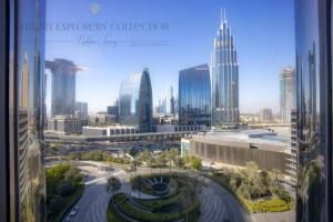 迪拜1BR Apartment at Armani Hotel Residence by Luxury Explorers Collection的享有城市和高楼的景色