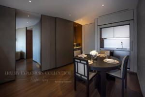 迪拜1BR Apartment at Armani Hotel Residence by Luxury Explorers Collection的厨房以及带桌椅的用餐室。