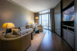 迪拜1BR Apartment at Armani Hotel Residence by Luxury Explorers Collection的带沙发和电视的客厅