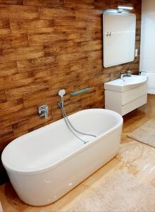 布尔诺Nobless Apartments Holedná Brno的浴室配有白色浴缸和水槽