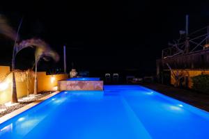 加利纽斯Pousada Oásis Galinhos - Experiências Únicas para Pessoas Únicas的夜晚的游泳池,灯光蓝色