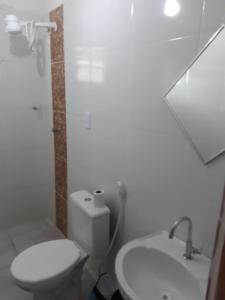 若昂佩索阿Pousada Portal do Cabo的白色的浴室设有卫生间和水槽。