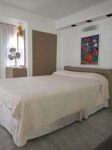 圣克拉拉德尔马尔康普莱约克拉拉旅馆的白色卧室内的一张大白色床
