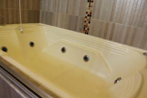 GuamalHotel Rio Humadea的浴室设有白色浴缸。