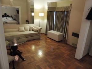 拉里奥哈GM Rooms Rental Suites的客厅配有沙发和桌子
