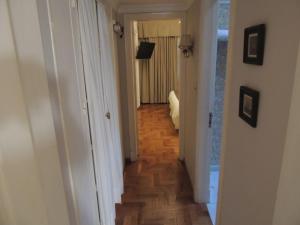 拉里奥哈GM Rooms Rental Suites的走廊通往客房