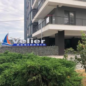 马马亚Velier Apartments 38 and 49的建筑的侧面有标志