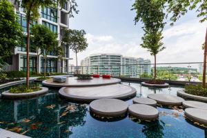 八打灵再也H20 Residence Ara Damansara by Airhost的一座城市中心带池塘的建筑