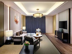 上海上海三甲港绿地铂瑞酒店-提供浦东机场和迪士尼班车的带沙发和电视的客厅
