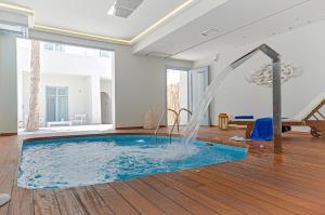 纳克索乔拉格罗塔酒店的游泳池,在房间的中央设有喷泉