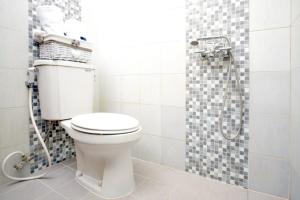 玛琅DPARAGON SONGGOLANGIT的一间带卫生间和淋浴的浴室