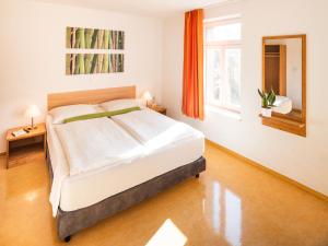 埃斯林根伊库恩酒店的一间卧室设有一张大床和一个窗户。
