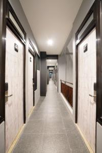 雅加达DPARAGON KEBON JERUK的走廊上设有门,长长的走廊上设有瓷砖