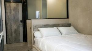 梭罗DPARAGON KERTEN的卧室内的一张带白色枕头的床
