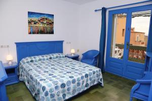 莱斯卡拉Pensió Solivent的一间卧室设有蓝色的床和窗户。