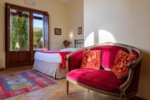 萨杜勒尼亚朱利亚别墅住宿加早餐酒店的卧室配有床、椅子和窗户。