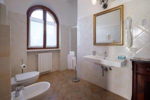 萨杜勒尼亚朱利亚别墅住宿加早餐酒店的一间带卫生间、水槽和镜子的浴室