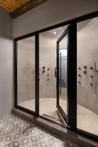 罗德镇埃拉卡蒂豪华精品情趣酒店的浴室设有窗户,配有淋浴。