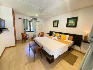 拉迪格岛帕尔马小屋酒店的一间卧室,卧室内配有一张大床