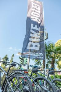 斯特雷萨德拉托雷酒店的停在旗帜旁的一群自行车