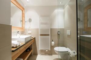 卡奇山口卡奇山法肯斯特诺俱乐部酒店的浴室配有卫生间、盥洗盆和淋浴。