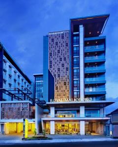 日惹Royal Malioboro by ASTON的一座建筑,上面有读罗兰酒店的标志