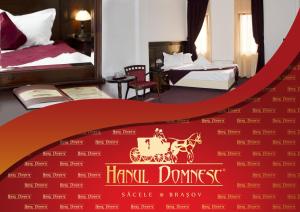 布拉索夫汉努尔多奈斯旅馆的一间酒店客房,上面有红色标志,上面有马