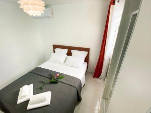 法兰西堡Le Cocon vous accueille avec plaisir !的一间卧室配有带毛巾和鲜花的床