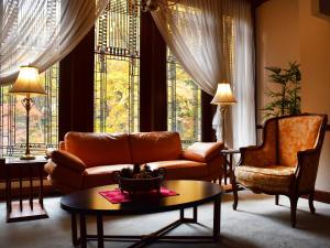 白马村Hotel La Neige的带沙发、椅子和窗户的客厅