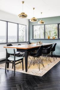 FlateyriSolbakki的用餐室配有木桌和黑椅子