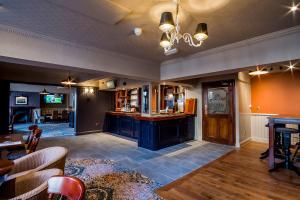 索尔塔什Brunel Inn的一间大房间,设有酒吧和客厅