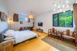 安吉县安吉 小森林 Little Forest Anji的一间卧室设有一张床和一间客厅。