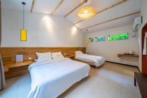 安吉县安吉 小森林 Little Forest Anji的一间卧室,配有两张床