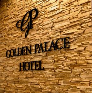 阿克套Golden Palace的金色宫殿酒店砖墙的标志