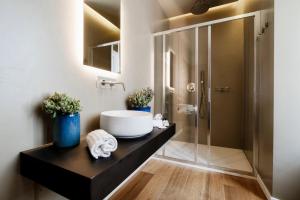 科莫AMA 18 Rooms - The House Of Travelers-的一间带水槽和淋浴的浴室