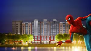 谢西Disney Hotel New York - The Art of Marvel的一个大建筑前的蜘蛛雕像