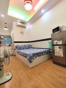 胡志明市Saigon Apartments 2的一间卧室配有一张床和一个风扇