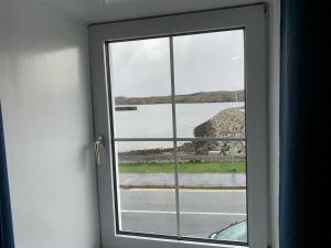斯托诺韦Hal O' The Wynd Guest House的享有水体景致的窗户