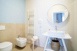 奥尔比亚Enjoy Your Stay - Guest House - Olbia的一间带水槽、卫生间和镜子的浴室