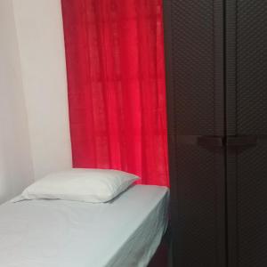 佩达西镇La Casa de Thurys的一间卧室配有红色窗帘和一张床