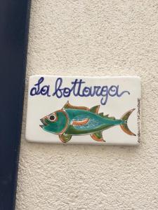 法维尼亚纳La Bottarga的墙上有鱼的标牌