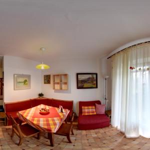 捷克布杰约维采乌莱萨酒店的客厅配有红色的沙发和桌子