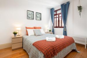 波尔图Spacious Comfortable Apartment - Balcony的一间卧室配有一张床,上面有两条毛巾