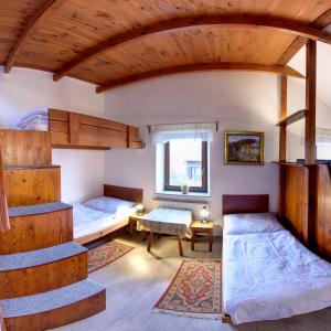 捷克布杰约维采乌莱萨酒店的客房设有两张双层床和一张桌子。